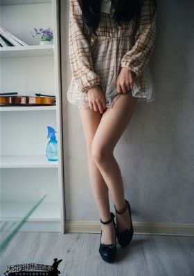 蒙上眼睛的女大学生
